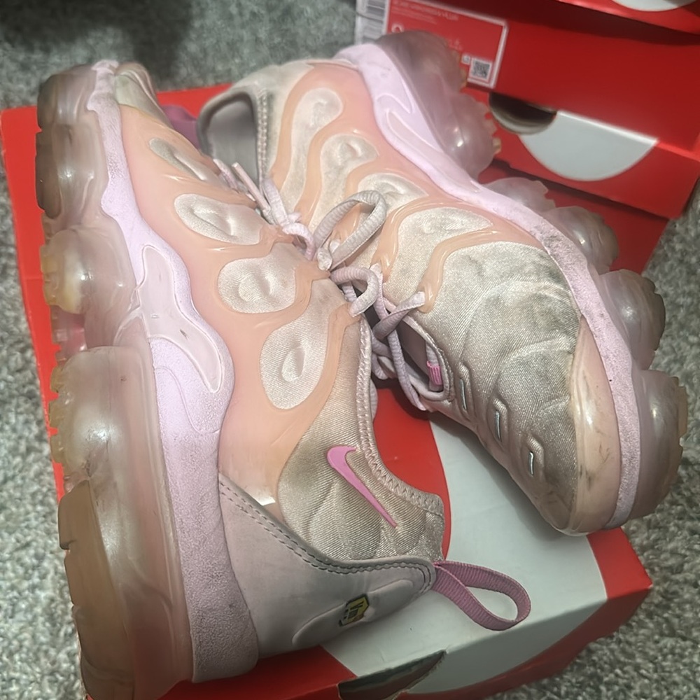 Nike VaporMax Plus Free Gift 🎁
Bubblegum Pink Sneakers 👟 Size 9 (Used Dirty) - Picture 7 of 12
